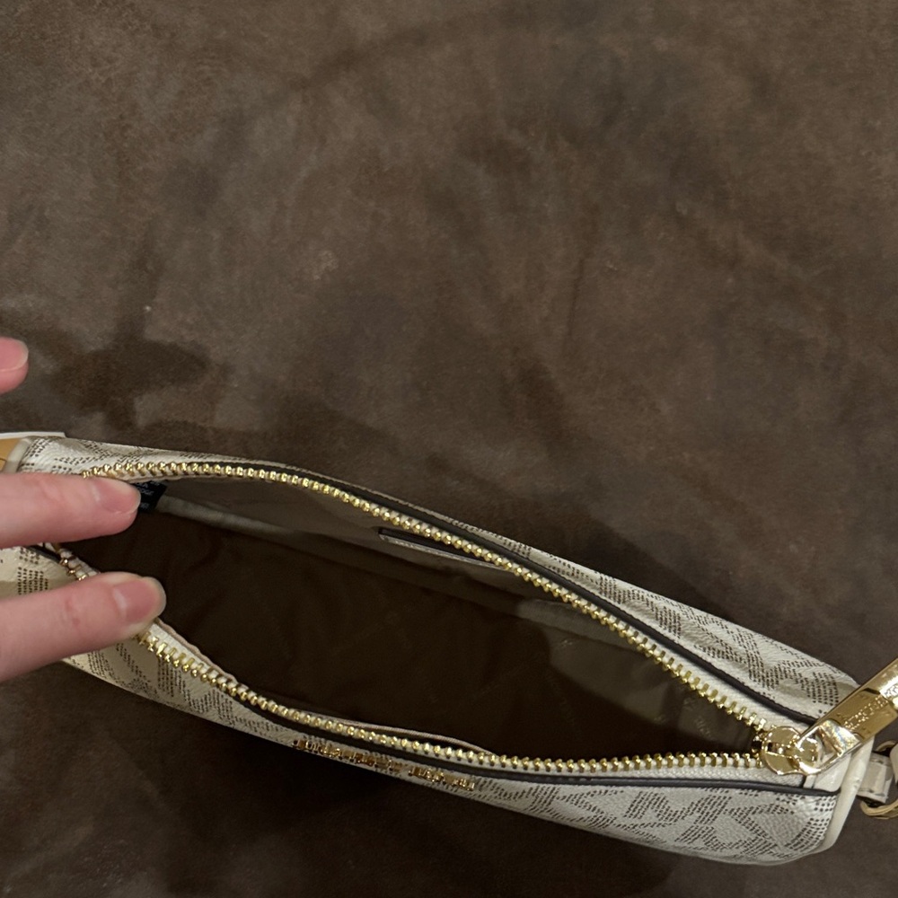 Michael Kors Jet Set Medium Signature Pouchette - Picture 7 of 7